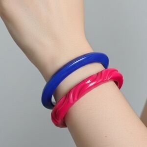 Vintage Bright Blue & Hot Pink Carved Resin Bangle Bracelet Set Costume Jewelry